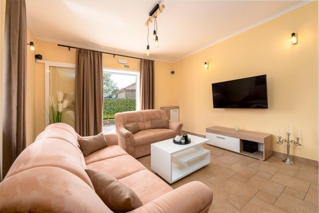 Vila Vergatum-Privacy,Gym,Billiards,Table Tennis Donji Brgat المظهر الخارجي الصورة